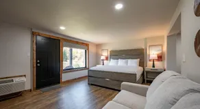 Cove Creek Lodge 103 Poolside Executive King Suite - Image 2