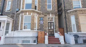 Spacious one bedroom apartment with a sofa bed offering a sea view sleeps four - Image 3