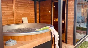 Vöröskő Villa -ELNÖKI szauna és jakuzzi használattal - Image 3
