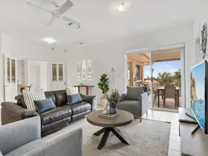 Peaceful Family Home 4-Bed, Pool, Alfresco Dining - Image 3
