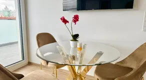 Luxury Rooftop Apartment with Free Parking - Image 5