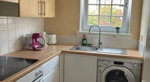 One room with parking space - Image 5