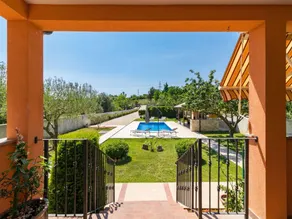 Lovely family bungalow with private pool - Image 5