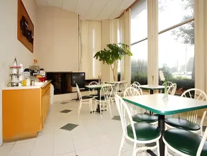 Azalea Inn & Suites - Image 5