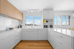 Stylish 4-Bed Townhouse with Panoramic Ocean Views - Image 5
