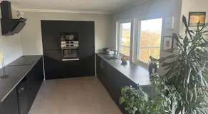 Large, spacious single-family home with good views - Image 5