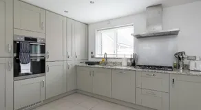 5 bed detached Contractors Parking Long Stays - Image 3