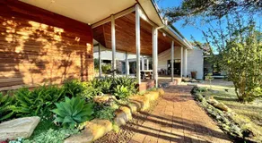 Grape Juice Retreat Rustic romantic gateway 5mins to beaches & town - Image 4