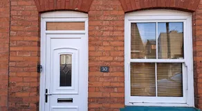 Double Ensuite in a colourful quirky terrace on a quiet leafy street - Image 3