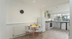Spacious 5-Bed house Private Parking - Image 3