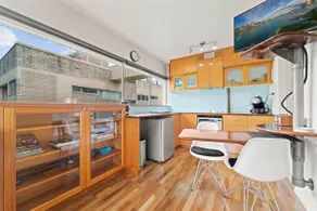 Heart Of The City Minutes from Macleay Street - Image 4