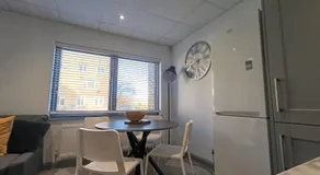 Open Mind Property -2BR Flat Commercial Road - Image 5