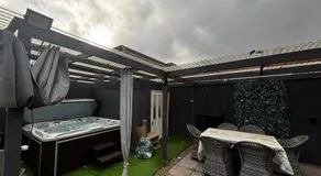 Semi Detached City Retreat - Jacuzzi - Pool Table - Driveway Parking - Image 3