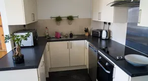 Modern flat in Cardiff Bay - Image 3