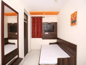 OYO 8664 Hotel 1st Choice - Image 2