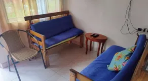 Comodo chalet, en una muy buena ubicación y rodeado de jardines - Image 3