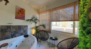 Kentia Modern/Artistic City Apartment - Image 5