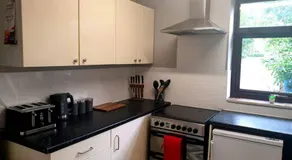 Self Contained 3 Bedroom House with Off Street Parking - Image 5
