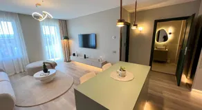 Cozy Designer Apartments, Self Check-In & FREE Parking - Image 2