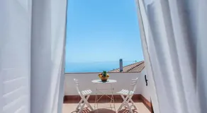 Spacious Apartment with Sea View in Aci Castello - Image 4