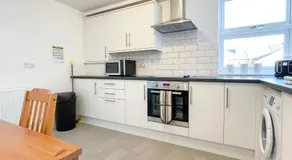 Spacious 2-bed Apartment in Crewe by 53 Degrees Property, ideal for Business & Professionals, FREE Parking - Sleeps 3 - Image 2