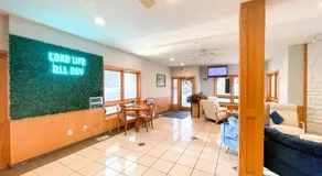 Lake Bluff Inn and Suites - Image 5