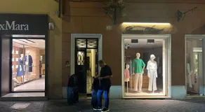 Spanish Steps Art Gallery- Roma - Image 3
