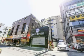 Divine Hotel - Image 5