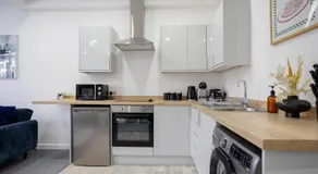 Bespoke Apartments Near Cardiff City Centre Free Parking - Image 5