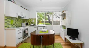 Central & Cozy Fitzroy Studio Apartment with parking - Image 5