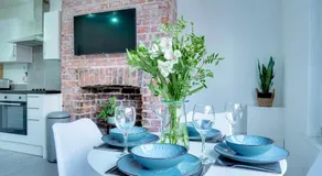Modern 2 bedroom flat - 15 minutes to Liverpool - Image 2
