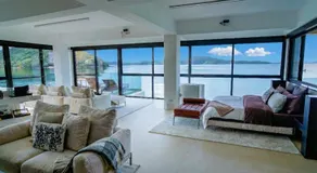 Waterfront Luxe Retreat- 160sqm Modern, Epic, Lush - Image 2