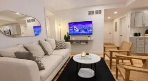 Charming 1-Bed Apt WiFi, Fully Equipped Kitchen - Image 1