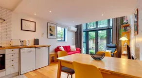 25A City Road · Luxury City centre townhouse with courtyard Pass the Keys - Image 3