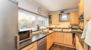 Double Room in Crawley,Gatwick,West Sussex - Image 3