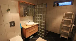 Private room on quiet street - Image 2