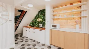 Bright 2-Bedroom Duplex Apartment near Gare Saint-Jean with Parking - Image 3