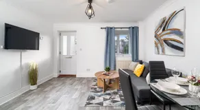 COZY 3 Bed House With Garden & Parking in Rochester, Kent Mins to Train Station, WiFi - Image 2