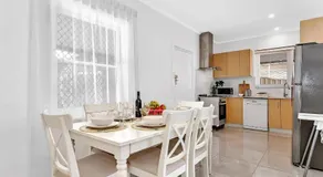 Paradise Living - Quiet Stay near Shops/City Links - Image 2