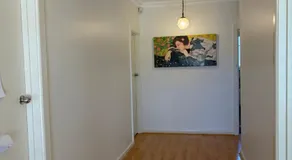Springvale Hub - Beautiful & spacious queen bed room - Image 5