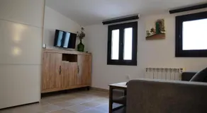 Casa con Encanto en el Centro de Peralada: 6 Personas, WiFi, SMART TV, A/C - ES-228-172 - Image 2