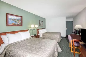 Super 8 by Wyndham Nyack NY - Image 4
