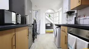 Spacious 3-Bed Contractor Base Sleeps 6 Free Parking Cardiff City - Image 3
