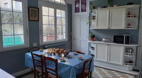 Maison Violette en Berry - chambres d'hôtes vintage face au marché d'Aigurande - Image 3