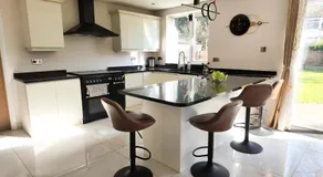 Family & Group Stay 4 Bed Room House & Free Parking & Garden & Sleeps 8 - Image 5