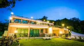 Studio apartments on a hill - Image 3