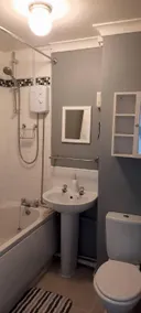 Classic 2 Bedroom Apartment close town Centre - Image 5