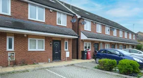 Town Center 4 Bedroom 4 bathroom Hse with Parking Slough By 360Stays - Image 3