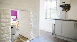 Purple Blossom, 2 bed apartment, Wi-Fi, near Didsbury, free parking - Image 4