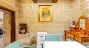 Traditional entire maisonette close to airport - Image 3